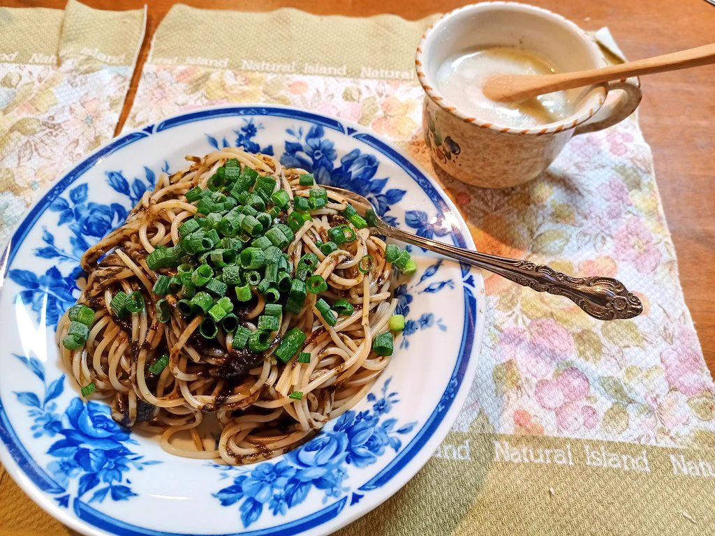 「DAIGOも台所」で見た山本ゆりさんの海苔バターパスタ作ってみた！
レンジだけで超簡単、湯切りも不要で海苔がちょうどいい具合に絡んで美味い🥳✨海苔でこんな風にパスタができるなんて、レシピに感動した…ゆりさん尊敬…
あ、いや、バター切らしてるので海苔ごま油パスタだけど💦  