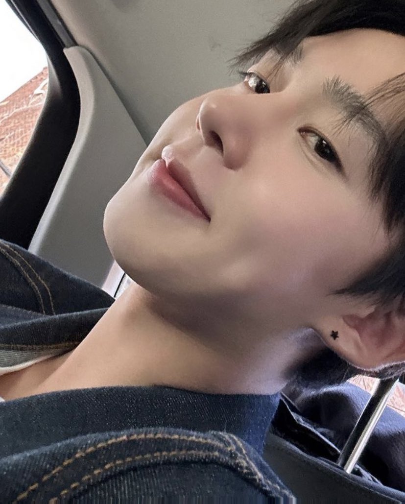 illly_kd's tweet photo. これ車の後ろの席ですよねMGさんいるんですか？まだあの事務所と契約してますよね？なんなんですかー！😭 https://t.co/67YpB3P1al