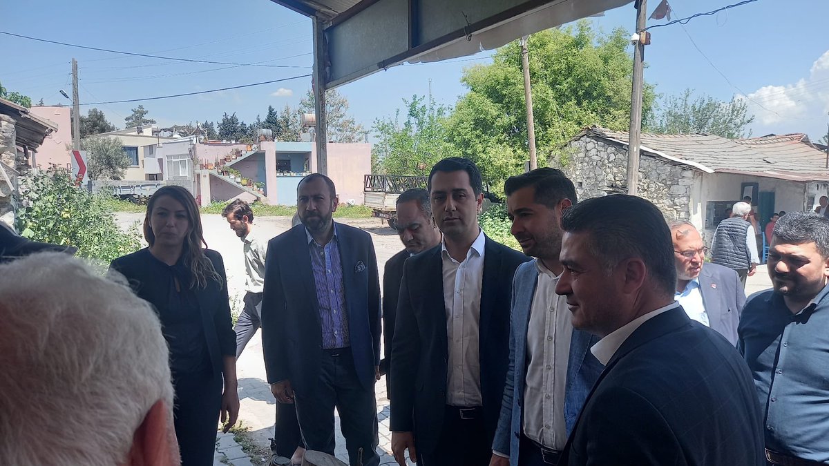 sencercem's tweet photo. CHP İl başkanımız Hakan Tiryaki,Erzin Belediye Başkanımız Ökkeş Elmasoğlu,İl yönetici arkadaşlarımız ve Milletvekili adaylarımızla Erzin İlçesi Turunçlu köyünde vatandaşlarımızla buluştuk.
Çalınmadık kapı,sıkılmadık el bırakmayacağız.
#SanaSoez_YineBaharlarGelecek https://t.co/4JUiEscnmd