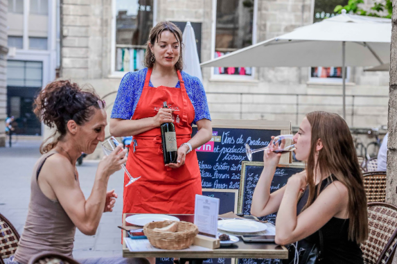 BordeauxFeteVin's tweet photo. AVANT-PREMIÈRES 👨‍🍳 LANCEMENT DES INSCRIPTIONS !
Restaurants, bars à vins et épiceries de la métropole, participez à l'édition 2023 de Bordeaux Fête le Vin en rejoignant nos établissements partenaires !

👉 Pour s'inscrire : https://t.co/8KWGirXPVH

#BFV2023 #bordeauxlocal https://t.co/hzjWaaZbxv