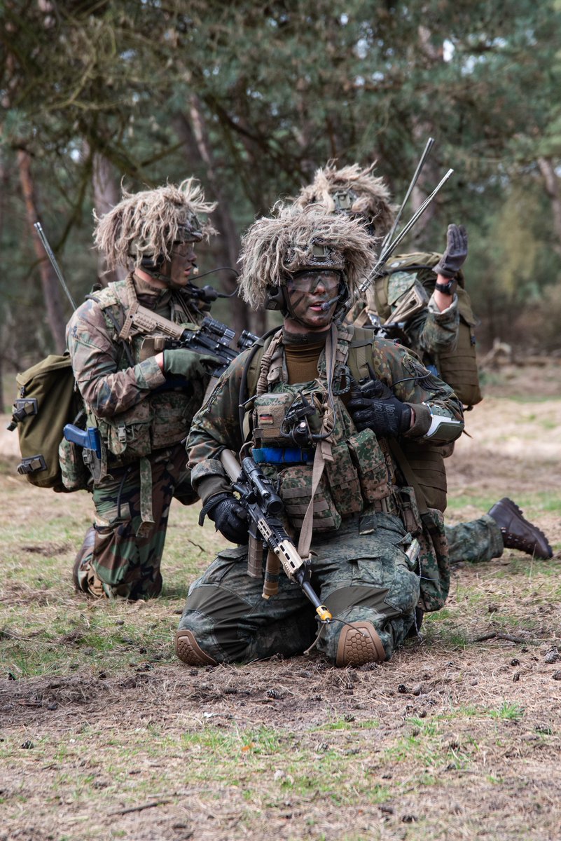 deutschemarine's tweet image. #Pilotprojekt

Ein Soldat der #DeutscheMarine absolviert seit dem vergangenen Jahr die niederländische Offizierausbildung.

Die psychisch wie physisch fordernde Ausbildung bestehen jährlich weniger als 50% der Teilnehmer. 

🇳🇱 🤝 🇩🇪

@kon_marine
@COM_SeeBtl