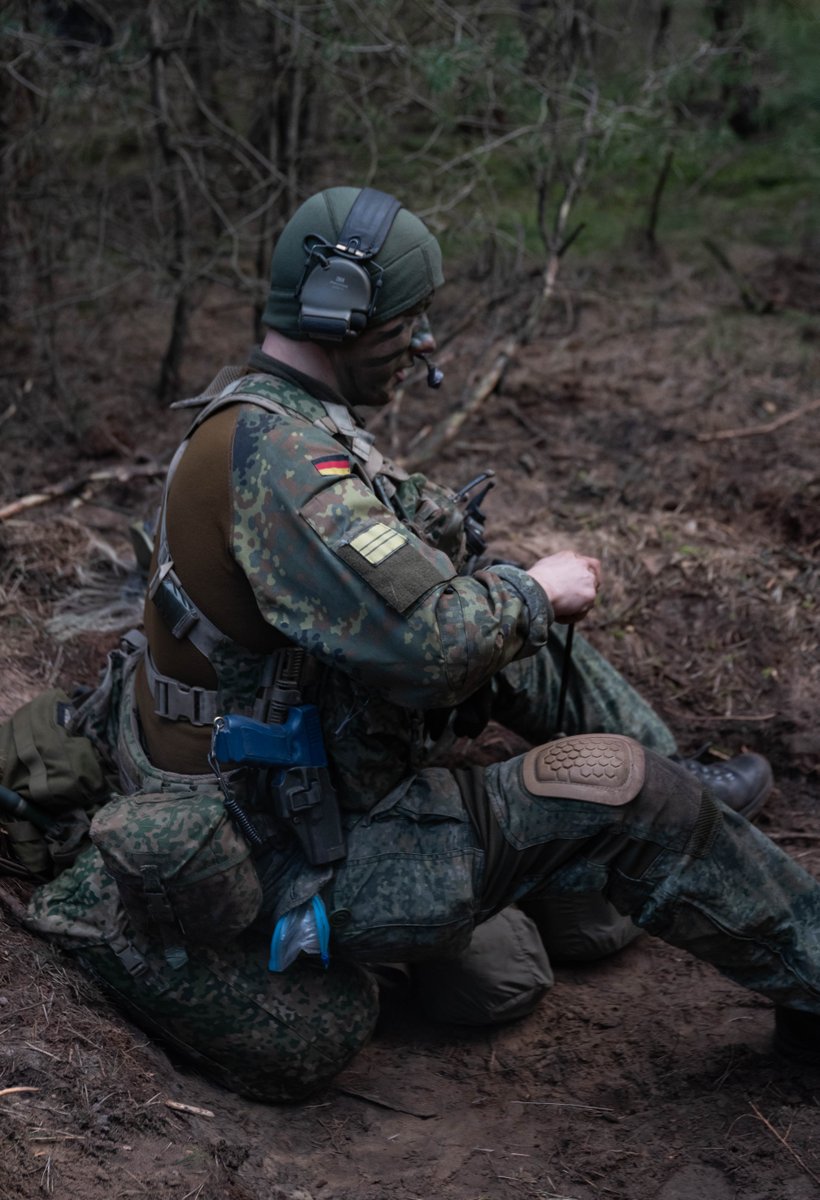 deutschemarine's tweet image. #Pilotprojekt

Ein Soldat der #DeutscheMarine absolviert seit dem vergangenen Jahr die niederländische Offizierausbildung.

Die psychisch wie physisch fordernde Ausbildung bestehen jährlich weniger als 50% der Teilnehmer. 

🇳🇱 🤝 🇩🇪

@kon_marine
@COM_SeeBtl