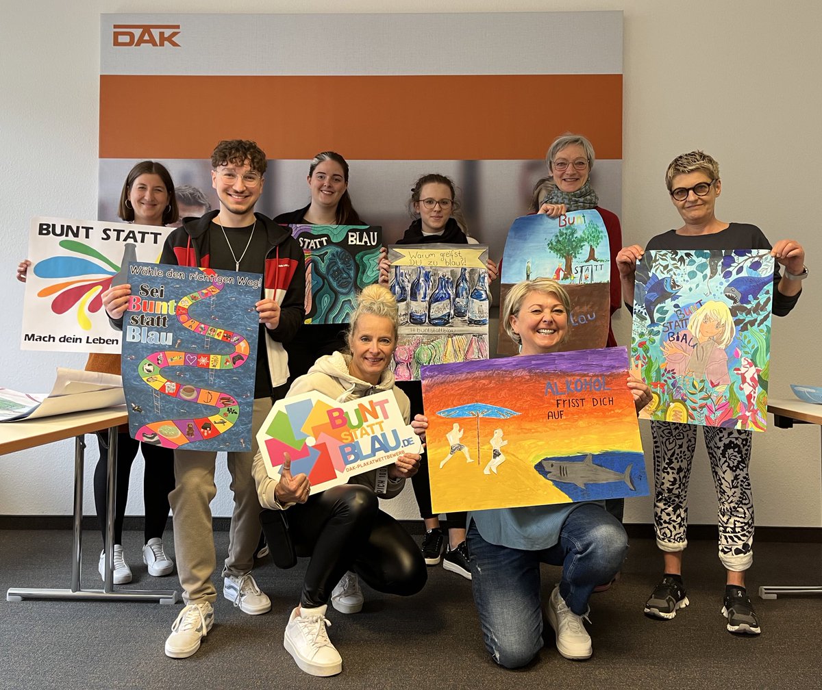 Heute waren wir bei der Jurysitzung des Plakatwettbewerbs der DAK: Bunt statt Blau. Vielen Dank für die Einladung, wir freuen uns die Gewinner:innen bei der Siegerehrung im Mai kennenzulernen! 
.
#lsbr #DAK #buntstattblau #wettbewerb #BadenWürttemberg #schulebw