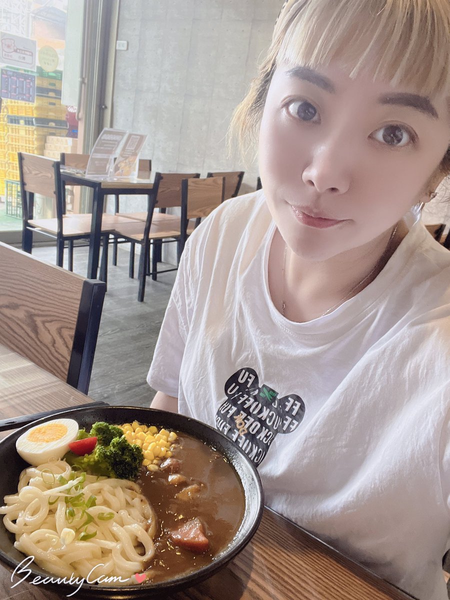 誰能告訴我為啥這間「牛舌餅」要等兩個多小時11:30等到下午兩點，餓死我了，還好老公的表姐&amp;表姐夫開店在附近不然真的很慘欸！
#滿座食堂
#鹿港兔仔寮明豐珍牛舌餅 https://t.co/nt7sVGbJU7