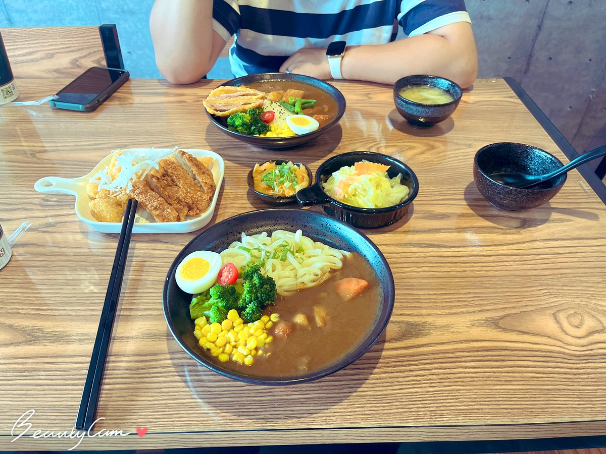 誰能告訴我為啥這間「牛舌餅」要等兩個多小時11:30等到下午兩點，餓死我了，還好老公的表姐&amp;表姐夫開店在附近不然真的很慘欸！
#滿座食堂
#鹿港兔仔寮明豐珍牛舌餅 https://t.co/nt7sVGbJU7