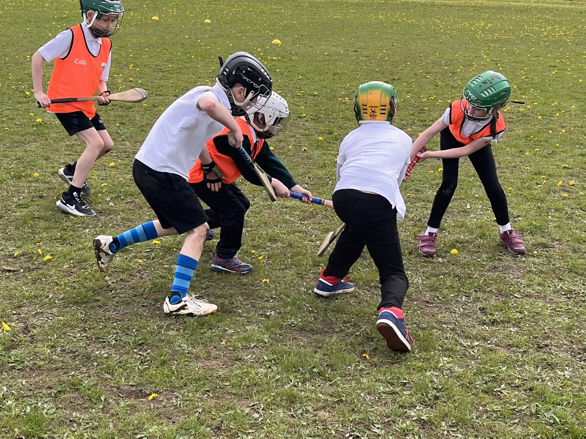 GortGaelscoil's tweet photo. Bhí na daltaí an sásta ar maidin. Bhí múinteoir @CiananFahy ar ais linn agus é ag déanamh iománaíocht linn.

All pupils were out earlier improving their #HurlingAndCamogie skills thanks to @CiananFahy from @ArdrahanHurling &amp; @CoachingGalway. https://t.co/vXaU0V1644
