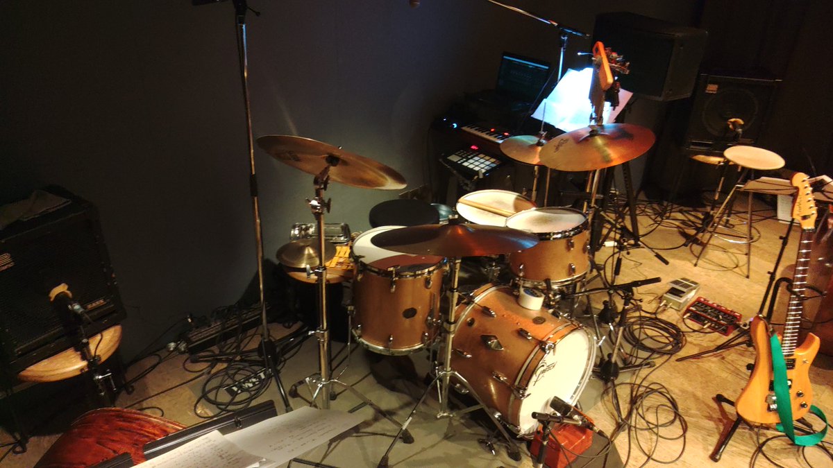 itani_perc_ds's tweet photo. 今日はこのようなセッティングでした。
This was the setup today.
#ライブ #concert
#ドラム #drums
#ツインペダル #doublepedal
#パーカッション #percussion
#グロッケンシュピール #glockenspiel
#トライアングル #triangle
#ウインドチャイム #treechimes
#金属 #metals
#abletonlive https://t.co/CA995XXgjg