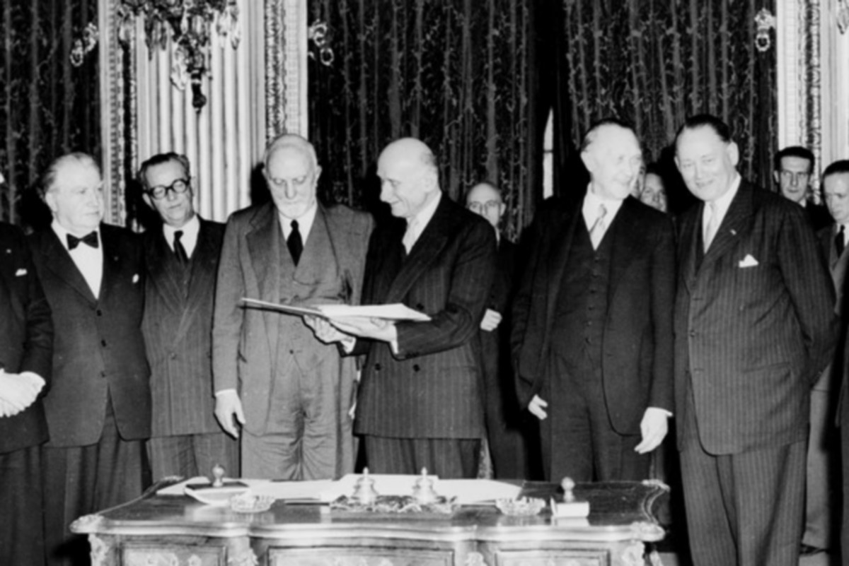 🇩🇪🇧🇪🇫🇷🇮🇹🇱🇺🇳🇱 Le traité de Paris a 72 ans aujourd'hui! 

Signé le 18 avril 1951, moins d'un an après la déclaration Schuman, ce texte historique donne naissance à la Communauté européenne du charbon et de l'acier.