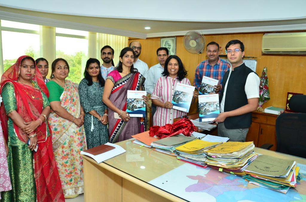 #NewThread

Shri Atul Prakash, Commissioner, @NNJNorth launched Jodhpur's first Heat Action Plan (HAP) today. This HAP is the first of its kind in Rajasthan as it includes a ward-level vulnerability assessment & developed by @NRDC_India & @mahilahsg.

#heatresilience #HeatWaves