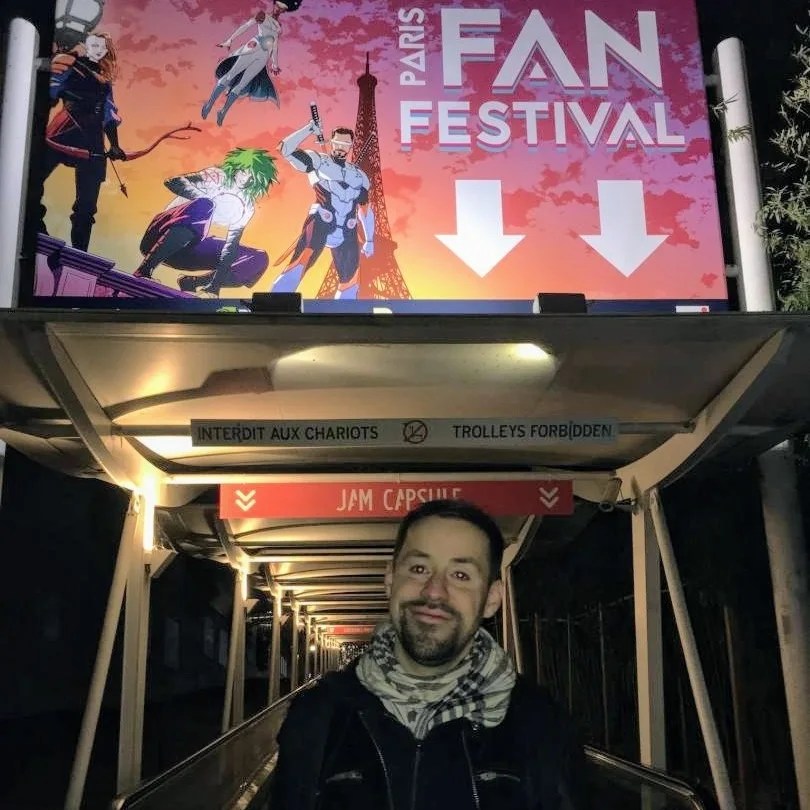 What a weekend at @ParisFanFest ✨
It was crazy to see my poster in every size!
So cool to meet artists (@SimoneDiMeo_ , amazing cover artist for FS: Gotham!) and fans, thank YOU for being here & supporting us.

Extra thanks to the #ParisFanFestival crew and @punkejay !