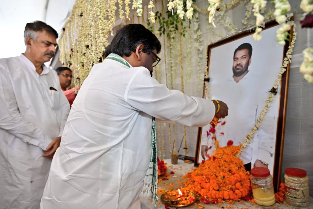 पूर्व मंत्री स्व जगरनाथ महतो के श्राद्ध कर्म में शामिल हुए हेमंत सोरेन Hemant Soren participated in the Shradh ceremony of former minister Late Jagarnath Mahato
