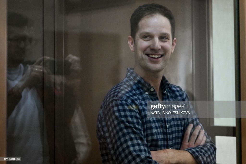 Our friend and colleague Evan in a Moscow courtroom as he is investigated on bogus espionage charges. Maximum sentence 20 years. We can see the marks from the handcuffs on his wrists. But he is still smiling. #FreeEvan