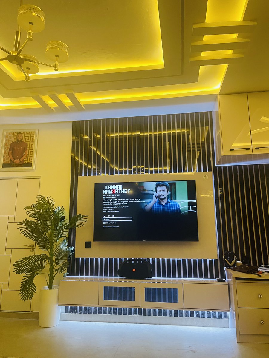 fidelisozuawala's tweet photo. @Ekitipikin Okay let’s do this. My first Bollywood encounter @Ekitipikin https://t.co/qI0O6pC6Ye