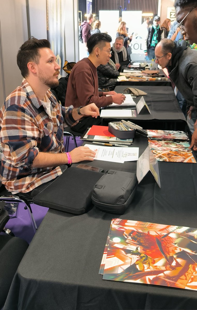 Il y avait du monde à l'artist alley de la <a href="/ParisFanFest/">Paris FanFestival</a> . BEAUCOUP de monde. Il a fallu jouer la carte Pop culture pour ramener autant d'auteurs #comics et de lecteurs. Mais le succès a été là. 4% des ventes peut-être, mais une communauté fidèle. #parisfanfestival #comicbook