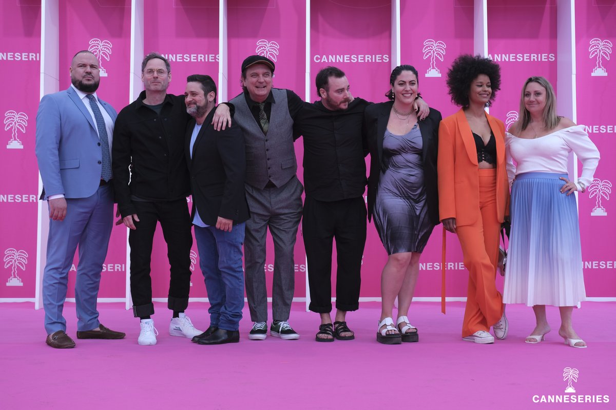 Bon matin Chuck : la bonne humeur venue du Canada pour l'équipe de cette série en Compétition !  🇨🇦 #CANNESERIES 

📷 <a href="/oliviervigerie/">OLIVIER VIGERIE</a> <a href="/MathildeAudoire/">Mathilde</a> Camille Fermon
