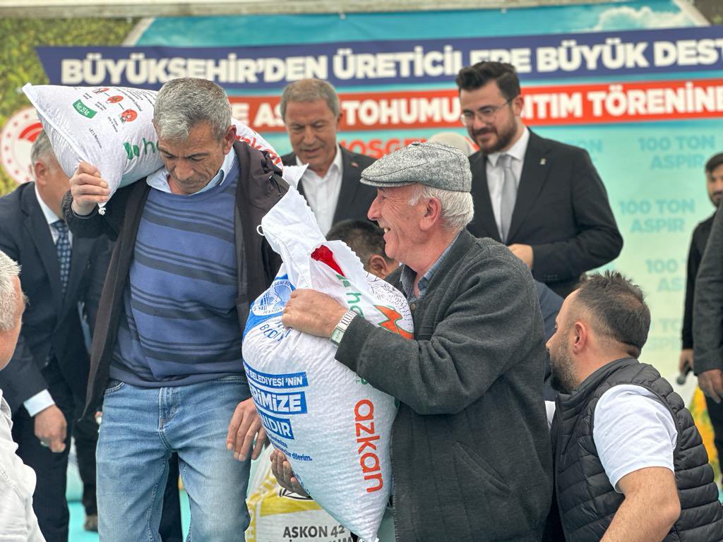 📍 Kayseri Büyükşehir Belediyesi Tohum Dağıtım Töreni

Büyükşehir Belediyemiz çiftçilerimiz için çalışmalarını hız kesmeden sürdürüyorlar. Tarlasında, bahçesinde gece gündüz demeden çalışarak evine, ailesine ve ülkemize üretimle destek veren çiftçilerimizle bir aradayız.