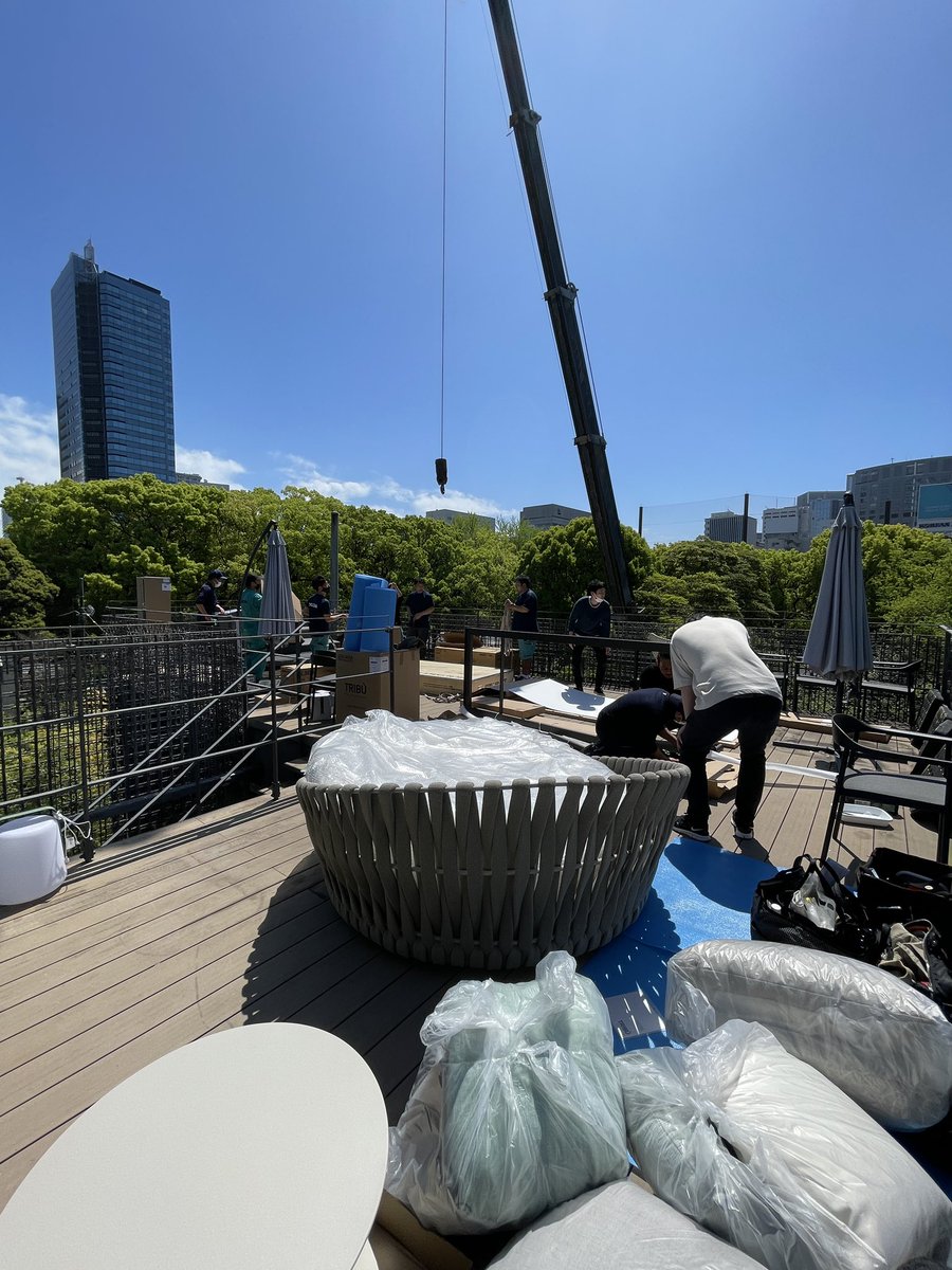 光栄なことに、隈研吾さんと挾土秀平さんが手がけた建築の屋上エクステリアコーディネートを担当させて頂きました。 都心としては珍しい360度を緑に囲まれた立地にぴったりのプライベート空間は初夏に完成予定。輸入品は取り寄せに時間がかかります😥