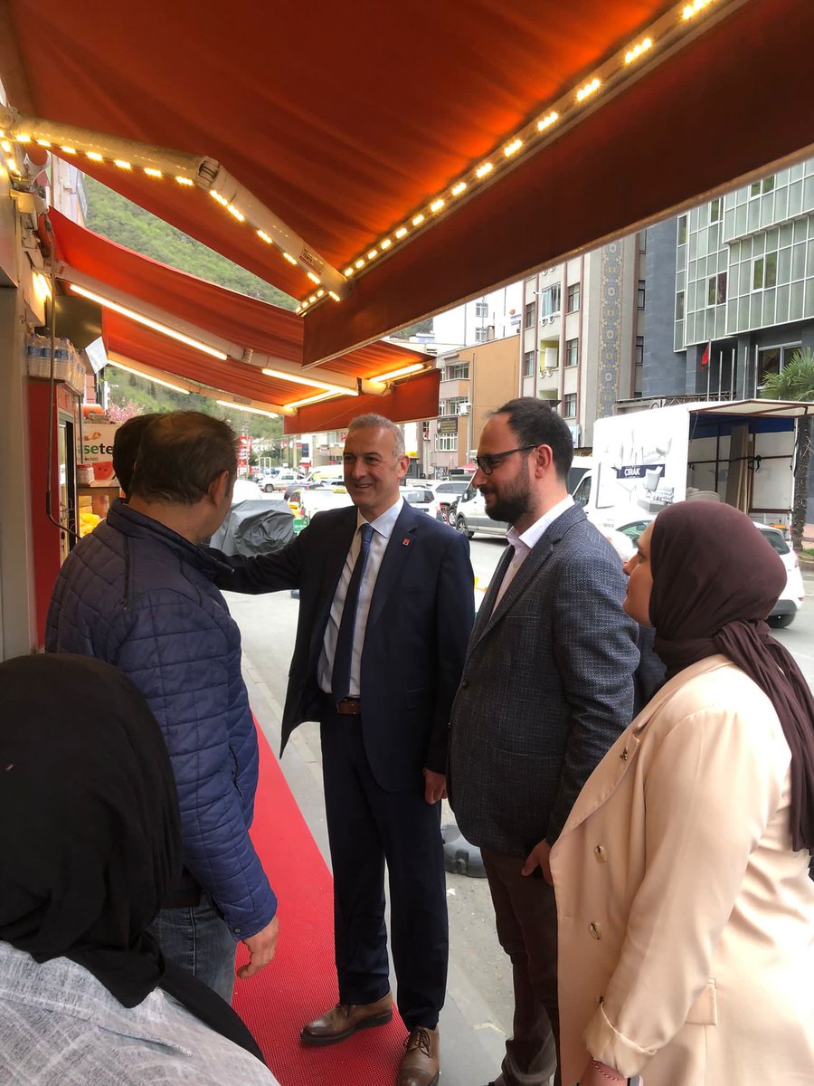 yeniparti61's tweet photo. Milletvekili Adaylarımız Sibel Suiçmez, Ahmet Kaya, Murat Özçilingir, Musa Hacıoğlu, İlker Akıncı, Mustafa Erdi Çakır, İlçe Bşk Nihan Göktürk, İl GK Bşk. Yrd. Efnanur Üçüncü, Bahadır Şahinkaya, Maçka GK İlçe Başkanımız Berkay Eyüboğlu ve örgütümüz ile birlikte Maçka’dayız ! https://t.co/S59dxYdkDY