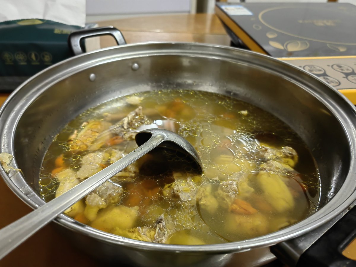 EilDran's tweet image. 今晚接下班的朋友来家里吃饭，第一次自己下厨，煨鸡汤，炒青菜。哈哈哈哈哈哈～～愉快的晚餐☺😍
#dinner #dinner_food #withfriend #happyday