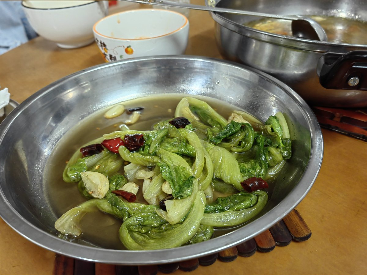 EilDran's tweet image. 今晚接下班的朋友来家里吃饭，第一次自己下厨，煨鸡汤，炒青菜。哈哈哈哈哈哈～～愉快的晚餐☺😍
#dinner #dinner_food #withfriend #happyday