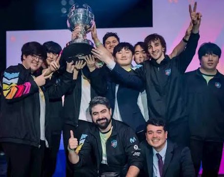 TVCDeportes's tweet photo. R7 CAMPEÓN DE LA “LLA”
@shanahazuki y @Ugolz con los detalles donde R7 se impuso en una reñida final de League of Legends en Chile.
R7 será el representante de la LLA en la competencia internacional MSI
#LOL #LLA #Gamercity
⬇️
https://t.co/BhWphIZ9hS… https://t.co/AGhJ309UIY