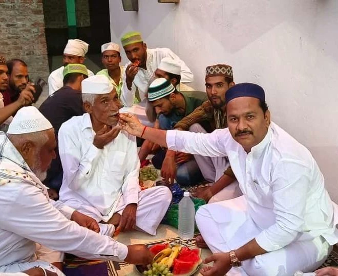 patil_abhijeet1's tweet photo. दावत ए इफ्तार!
कासेगाव (मठवस्ती) येथे रमजाननिमित्त आयोजित इफ्तार पार्टीत सहभागी होऊन सर्व हिंदू-मुस्लिम बांधवांना रमजान ईदच्या शुभेच्छा दिल्या.
#रमजान #ramjan2023 #ramjanmubarak #eftar https://t.co/R3ToKaUmE1