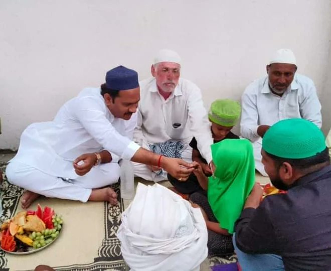 patil_abhijeet1's tweet photo. दावत ए इफ्तार!
कासेगाव (मठवस्ती) येथे रमजाननिमित्त आयोजित इफ्तार पार्टीत सहभागी होऊन सर्व हिंदू-मुस्लिम बांधवांना रमजान ईदच्या शुभेच्छा दिल्या.
#रमजान #ramjan2023 #ramjanmubarak #eftar https://t.co/R3ToKaUmE1