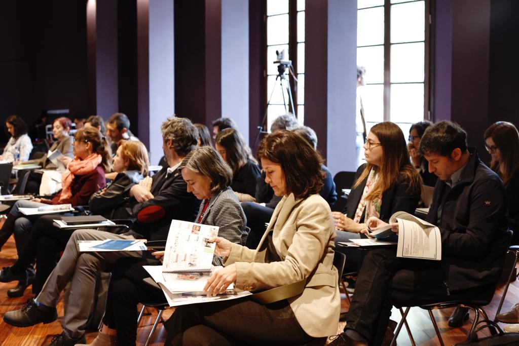 barcelonactiva's tweet photo. 🔴 Comença una nova trobada del #ThinkNet de @barcelonactiva!
🔛 Avui, la xarxa d'intercanvi de coneixements de l'agència, formada per persones expertes referents en diferents àmbits, debat sobre la #innovació en polítiques públiques i l'impacte que té en la #societat. https://t.co/admHsCzUfX