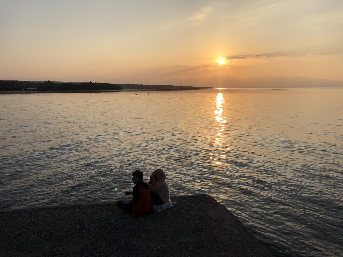 MajiinBuuLang's tweet photo. Gusto ko lang naman mag picture ng sunset 🙄🙄🙄
Ang sarap ihulog sa dagat ang dalawang toh... 😒😑😑
#FreenBecky
#FBfandom https://t.co/5HRbVvXE8D
