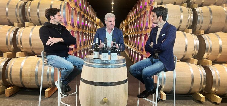 🍷 José Moro, Cayetano Rivera y Miguel Ángel Perera protagonizan, en @Cepa21Bodegas, la cata temática ‘Vino y toros’, la nueva propuesta de @vinumplay.
👉 n9.cl/9tqcs