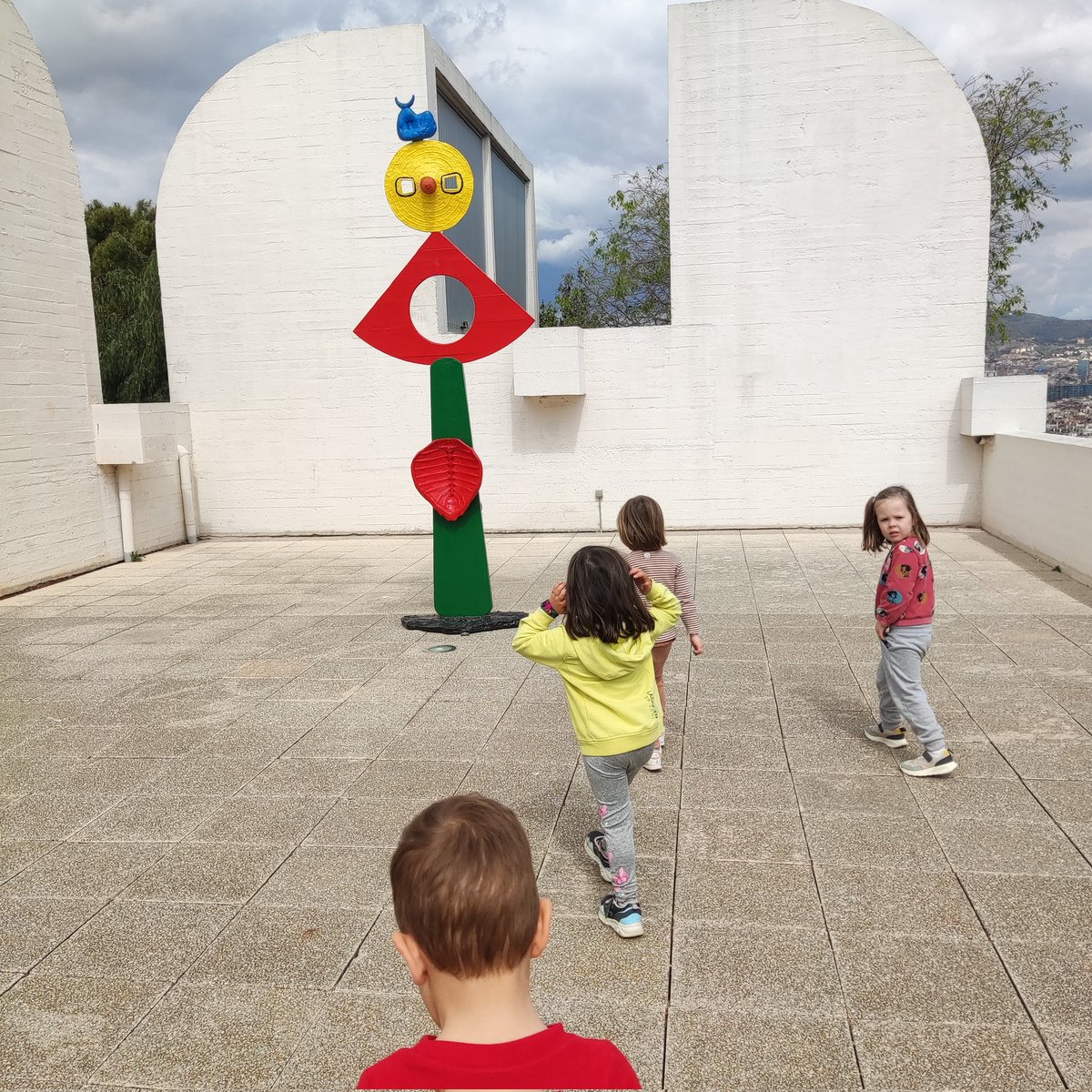 LAURAGUAL11's tweet photo. Avui els Pops i els Seitons visitem la Fundació Miró!!! Tapissos, pintures i escultures! Art per tot arreu!! @escolasadako #EI3 https://t.co/F69F9uqKva