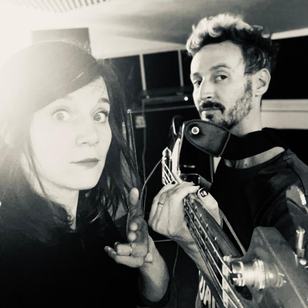 GeneralePery's tweet image. J-3 semaines avant la release party de Générale Pery ! POW POW POW !

Résas par ici : tinyurl.com/live9mai2023Ge…