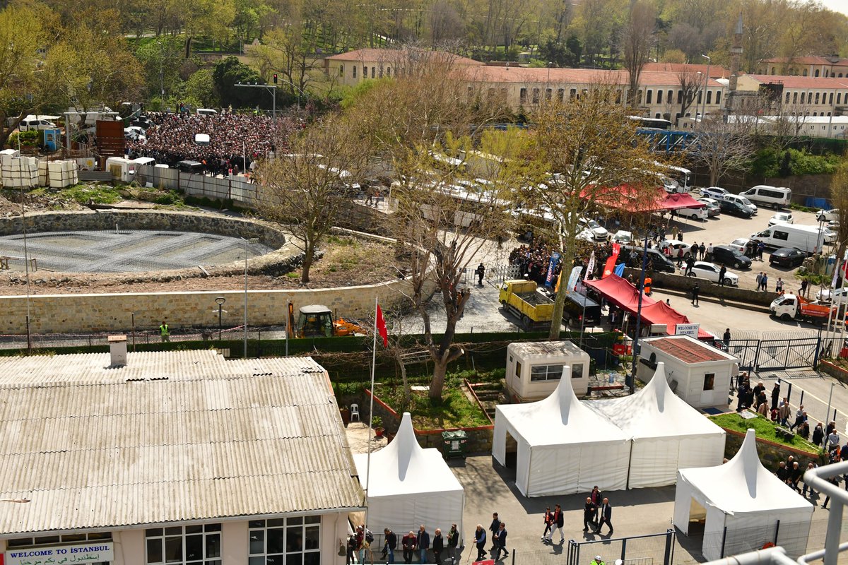 Denizlerdeki gücümüze güç katan TCG ANADOLU'ya milletimizin yoğun ilgisi devam ediyor.

Çok maksatlı amfibi gemimizi 23 Nisan'a kadar 10.00-18.00 saatleri arasında Sarayburnu/İstanbul’da ziyaret edebilirsiniz.

#MillîSavunmaBakanlığı