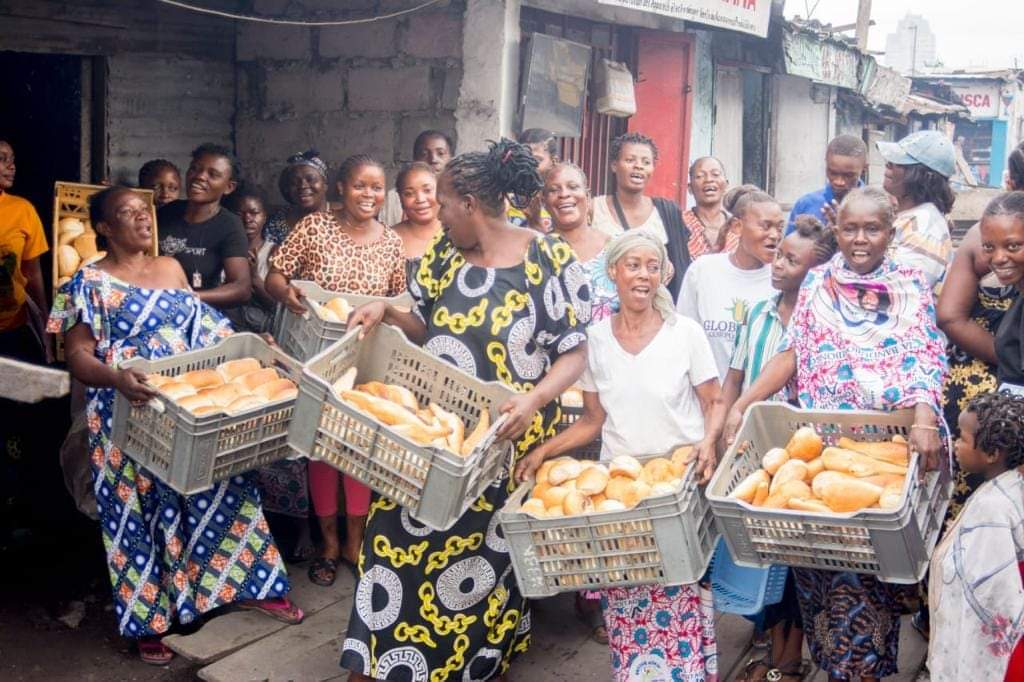 l'étape de BARUMBU avec les mamans de la Fondation Acacia En Action , un moment intense de partage de bonheur. Ces braves femmes se sont organisées en mettant en place une structure pour vendre du pain 🍞 dans l'objectif de renforcer leur activité génératrice des revenus.