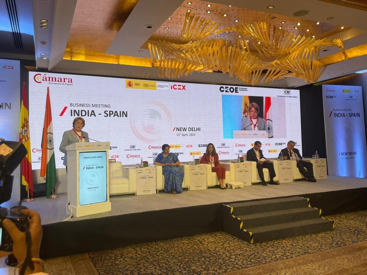 Spain_India's tweet photo. 🇪🇸España e 🇮🇳India refuerzan sus relaciones: la @SE_Comercio destaca oportunidades en:

🛣️infraestructuras
🚄transportes
♻️renovables
🍊alimentación

➡️Participó en un encuentro empresarial organizado por @camarascomercio @ICEX_ @CEOE_ES y @FollowCII

https://t.co/bNJMyqN8Iz https://t.co/xICUSuw07x