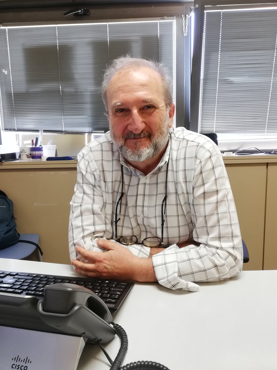 vbaosv's tweet photo. Fin. 
Nunca más preguntaré en una consulta a nadie ¿en qué puedo ayudarle? 
Me voy satisfecho (siempre sin bata) y agradecido a todos, pacientes y compañeros por estos años de trabajo. 
Última foto en la consulta. https://t.co/fs8B9Je0s0