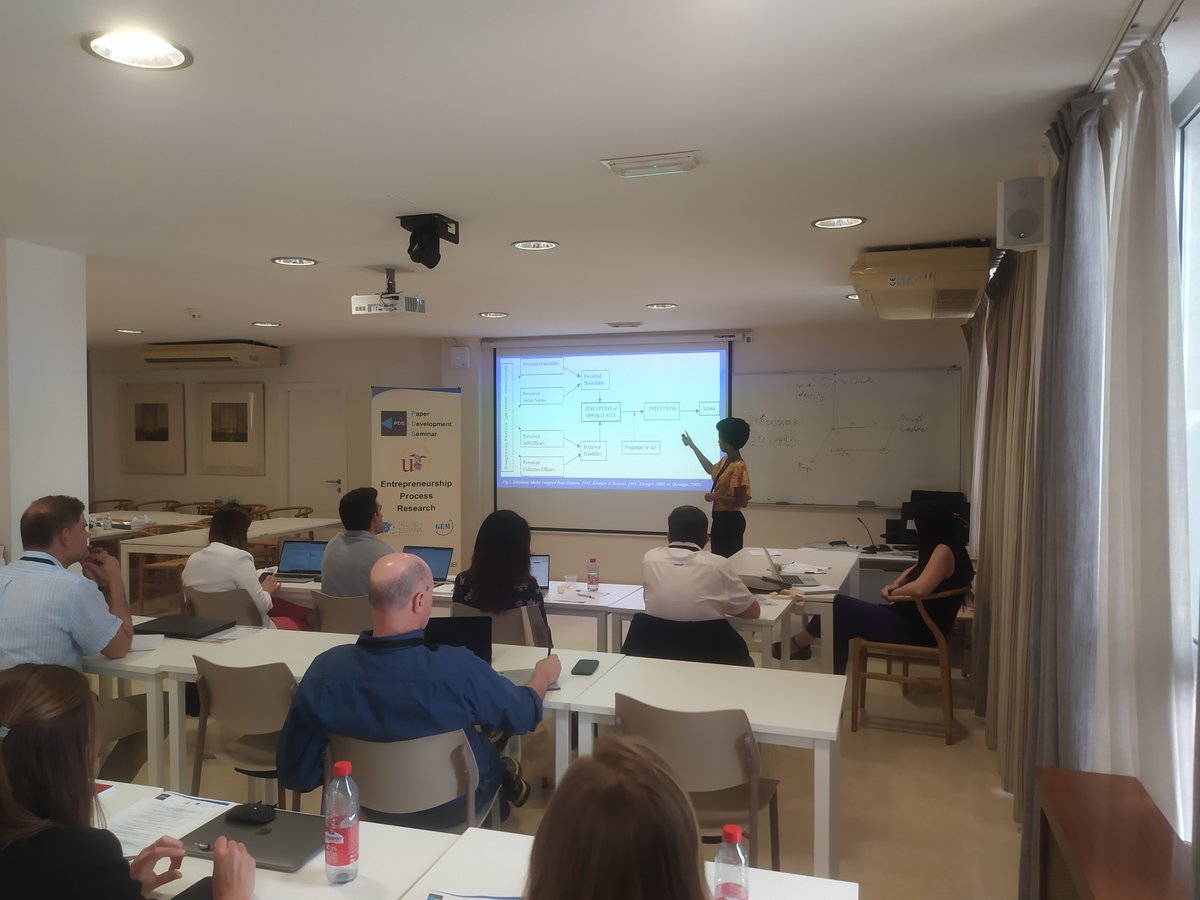 PdsEntrep's tweet photo. The last presentation (but not the least) in #6PdsEntrep co-organized by @unisevilla and @GEM_es is titled "Mapping the Entrepreneurial Process Through Profiles of Commitment: a narrative perspective" by Gloria Imumpaye.
A very interesting work, congrats 😉😉😉 https://t.co/gXrNK1KqEE