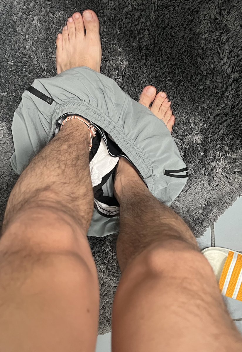 Wanna join daddy in the shower?🤤👣🍆