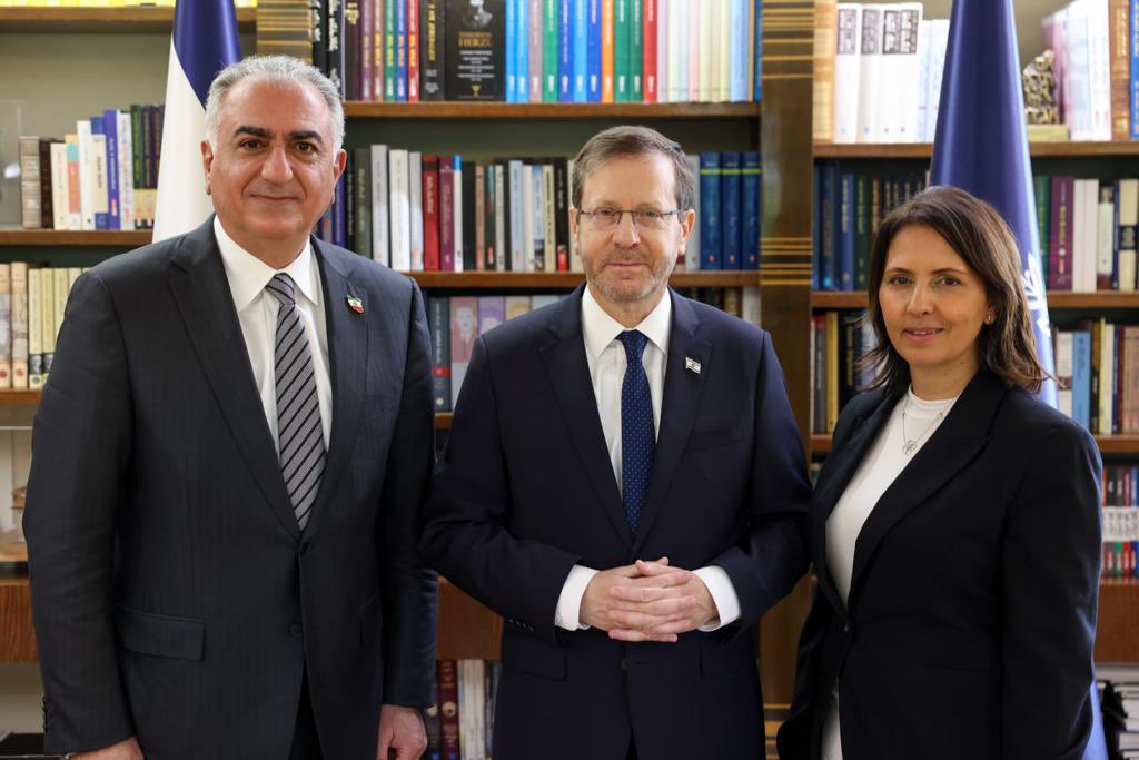 GilaGamliel's tweet photo. פגישה חשובה הבוקר יחד עם נשיא המדינה יצחק הרצוג ויורש העצר האיראני רזא פהלווי. כולנו עומדים יחד, נגד משטר האייתולות, למען עתיד טוב יותר. https://t.co/G4X1BTzAji