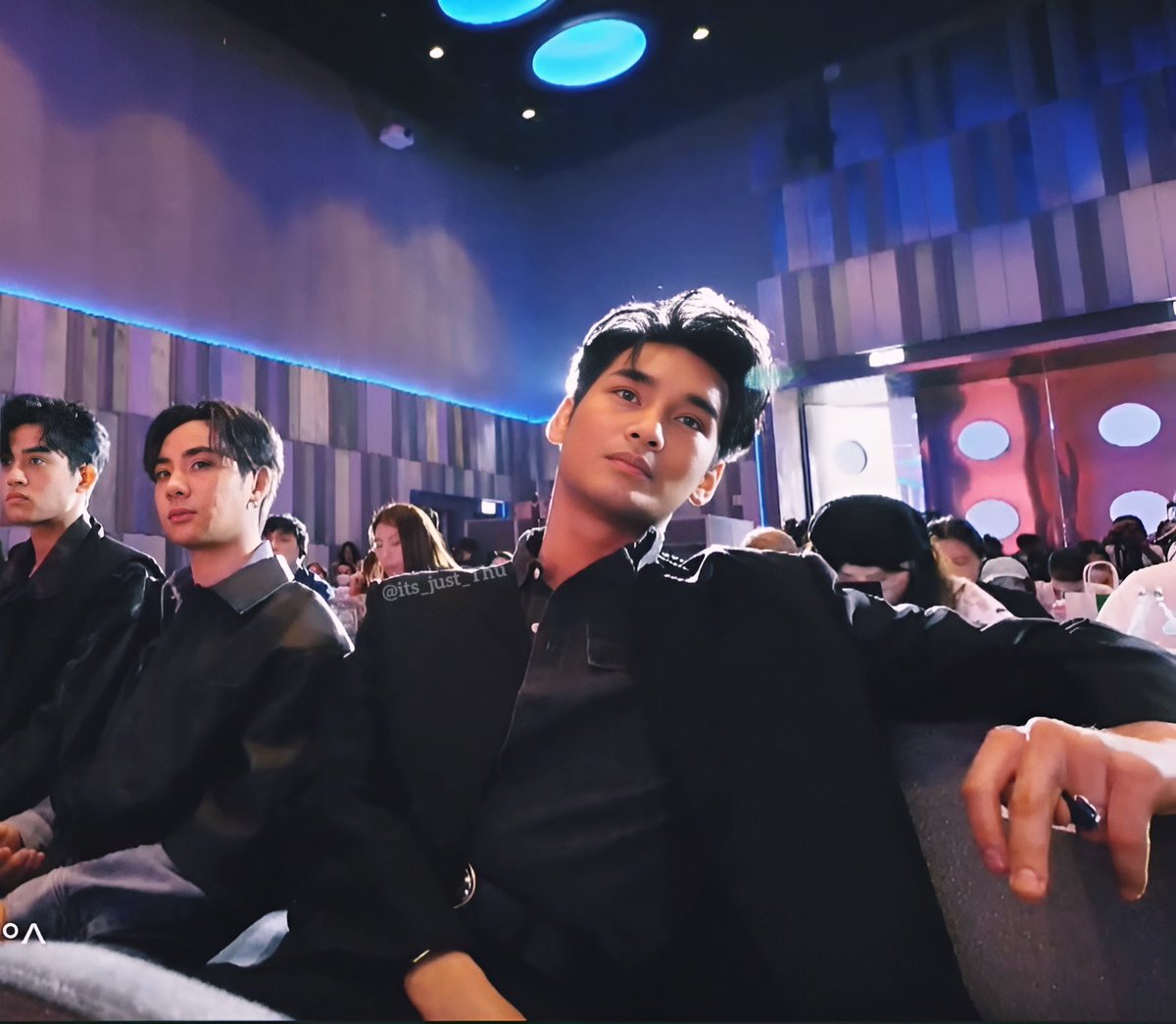 MulliUso's tweet photo. ณัฐ: คุณคริส
คริส: ครับ
ณัฐ: เด็กนั่นใคร
คริส: เอ่อ...น้องมิ้น เป็นศิลปินใหม่ในค่ายเราเองครับ
ณัฐ: จบงานนี้แล้ว เรียกเขามาหาฉันที่ห้อง
คริส: แต่คุณณัฐครับ น้องมิ้นเขาไม่รับงานแบบนี้...
ณัฐ: ก็ไม่ได้บอกให้รับงาน แค่อยากจะคุยกับเมียว่าทำไมถึงมาอยู่ที่นี่ได้ ที่บอกไปสงสัยไม่ได้ฟัง https://t.co/EMVL6uo1Iu