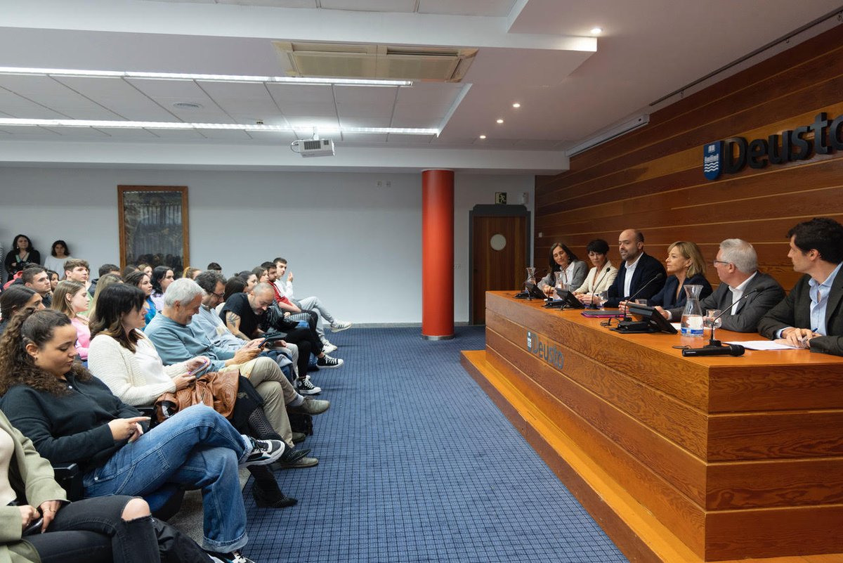 Gaurkoan <a href="/deusto/">Universidad Deusto - Deustuko Unibertsitatea</a>|ko Donostiako Campusean <a href="/Gipuzkoa/">Gipuzkoa</a>|ko hauteskundetarako hautagaien arteko eztabaida izan dugu. Gizarte laneko <a href="/deustoTrSocial/">Deusto Trabajo Social / Gizarte Lana</a> eta komunikazioko <a href="/deustoKom/">DeustoKom</a> ikasleek galdera mamitsuak egin dituzte gainera. Eskerrik asko hautagaiei gaurkoan gurekin izateagatik!