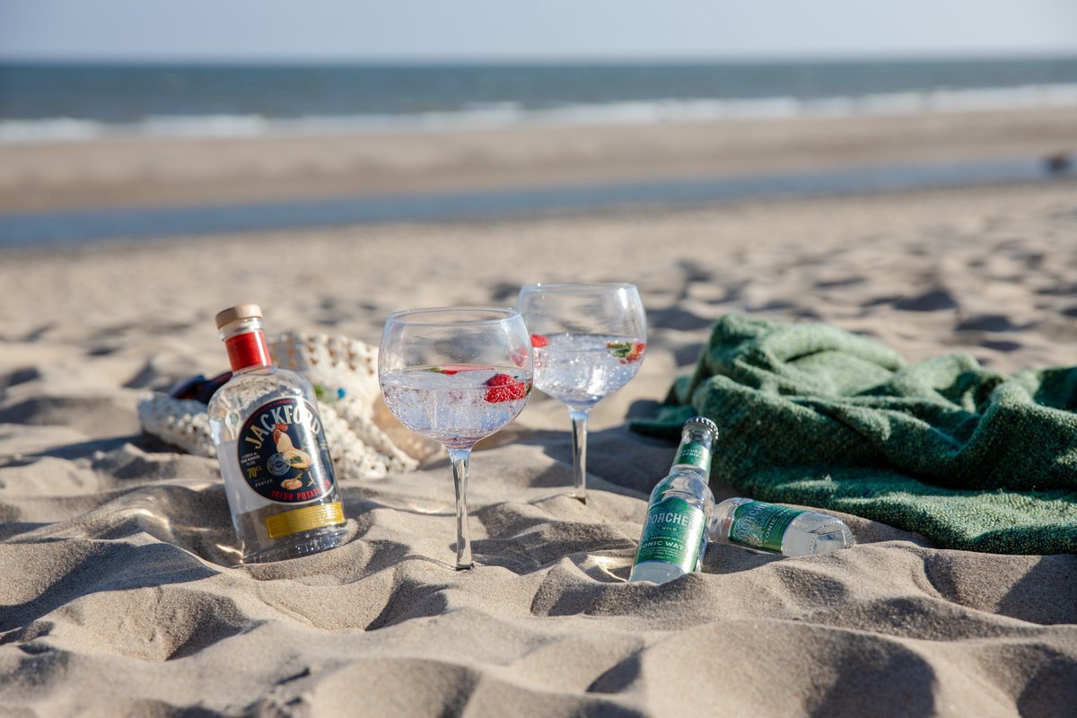 StaffordSpirits's tweet photo. Too soon? 😂🌞
G&T by the sea days are coming 😍
#irishgin #ginandtonic #ireland #sun #beachdays #summer #premiumgin #wexfordgin @PoachersDrinks @WexFoodFamily @GoodFoodIreland @TasteWexford_ https://t.co/encgj9CYg3