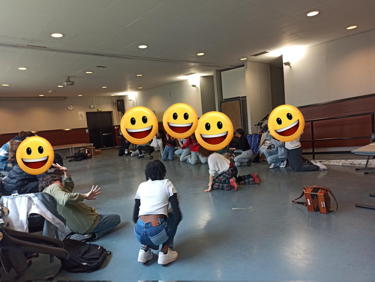 BezoutCdi's tweet photo. 🎭Atelier #ThéâtreForum au @lyceebezout77 : apprendre à dénouer des situations difficiles par le dialogue, s'entraîner à la prise de parole en public, ❤ merci à la compagnie Rendez-moi mes sentiments 🎭
@AcCreteil #Nemours https://t.co/kW3QHfBVi8