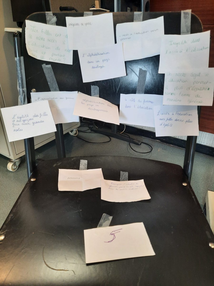 BezoutCdi's tweet photo. 🎭Atelier #ThéâtreForum au @lyceebezout77 : apprendre à dénouer des situations difficiles par le dialogue, s'entraîner à la prise de parole en public, ❤ merci à la compagnie Rendez-moi mes sentiments 🎭
@AcCreteil #Nemours https://t.co/kW3QHfBVi8