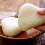 1個のつもりが、つい2個食べちゃう美味しさ？!とっても美味しそうな「おにぎり」レシピ!