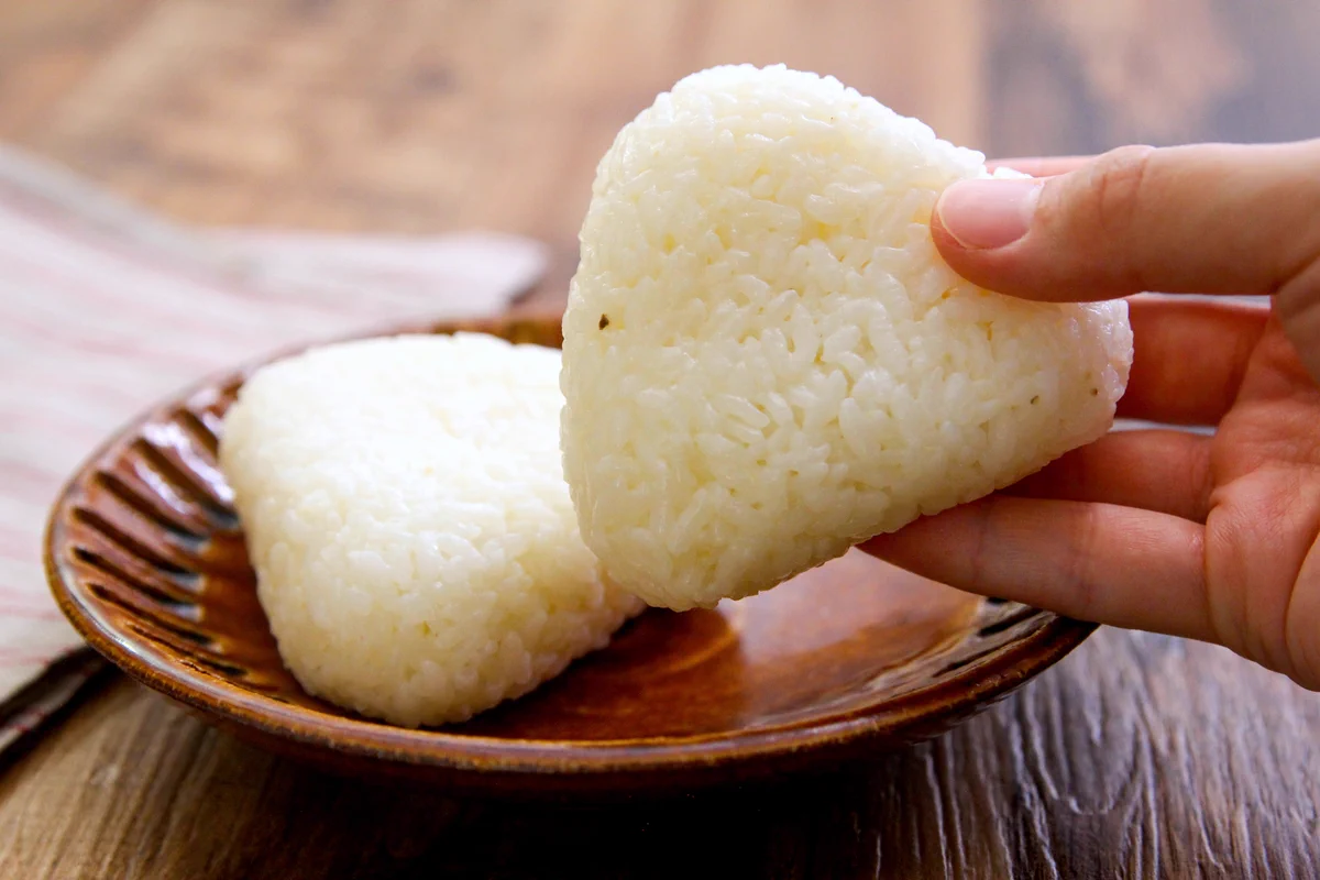 1個のつもりが、つい2個食べちゃう美味しさ？！とっても美味しそうな「おにぎり」レシピ！