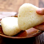 1個のつもりが、つい2個食べちゃう美味しさ？!とっても美味しそうな「おにぎり」レシピ!