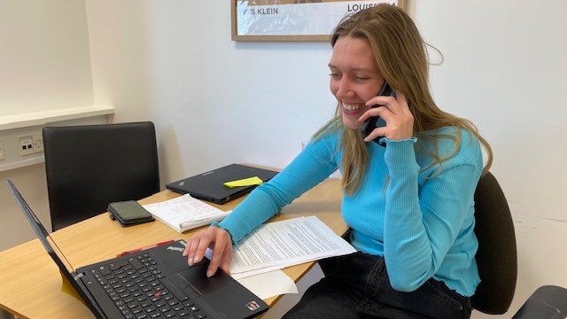 Patientinddrag's tweet photo. Så er det igen blevet tid til at lave nye spørgsmål, som afdelingerne lokalt kan vælge i #LUPdk. Vores meget dygtige student Mathilde er i fuld gang med at interviewe patienter og teste de nye spørgsmål med dem. #patientinddragelse https://t.co/fWiMg9J1IG