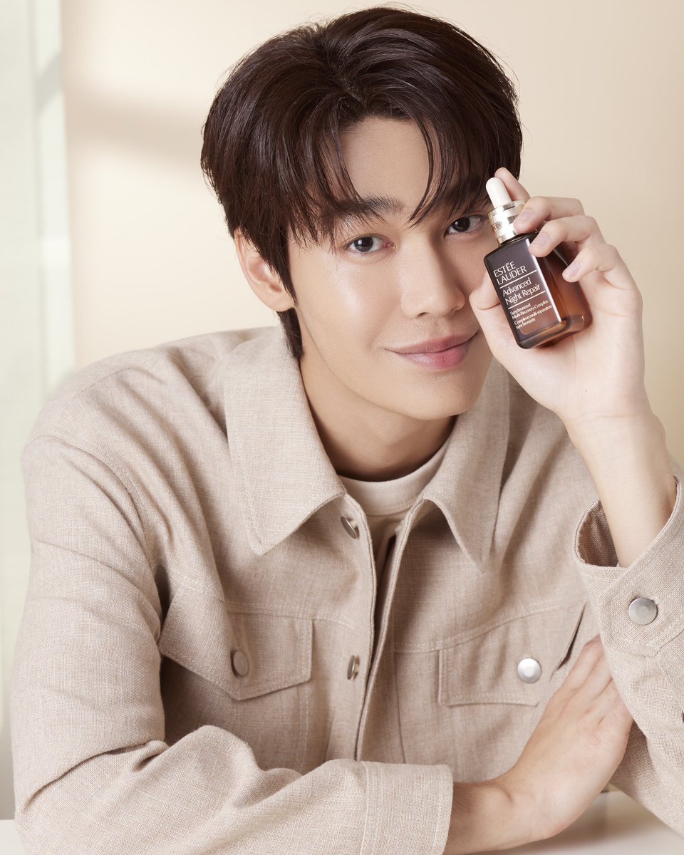 mintmag_th's tweet photo. สุดปัง! ดิว @dew_jsu ขึ้นแท่นเป็น Brand Endorser คนใหม่ล่าสุดของ Estee Lauder มาพร้อมกับ #AdvancedNightRepair เซรั่มยอดขายอันดับ 1 ในไทยและเอเชีย 11 ปีซ้อน จากนี้ไปแฟนๆ เตรียมรอชมการร่วมงานของหนุ่มดิวกับแบรนด์ได้เลยจ้า!💚

#DewxEsteeLauder
#EsteeLauderThailand
#dew_jsu
#MintNews https://t.co/3skZa9vPuG