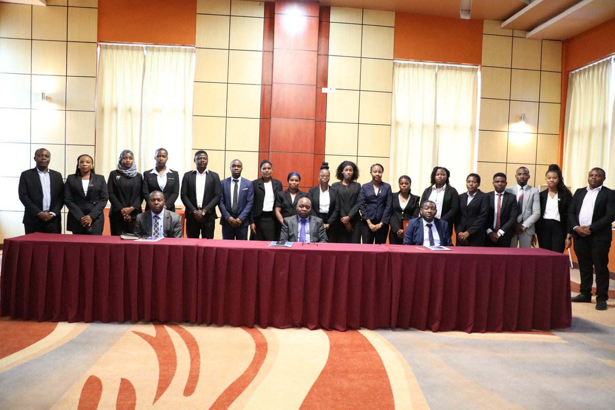 Waziri wa Katiba na Sheria Mhe. Dkt. Damas Ndumbaro  akiwa katika picha ya pamoja na washiriki wa Mafunzo elekezi ya awali kwa waajiriwa wapya wa Ofisi ya Taifa ya Mashtaka yanayofanyika mjini Morogoro kuanzia tarehe 15 hadi 21 Aprili, 2023.